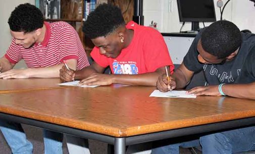 3 Parkland High School basketball players sign letters of intent to play at prep school